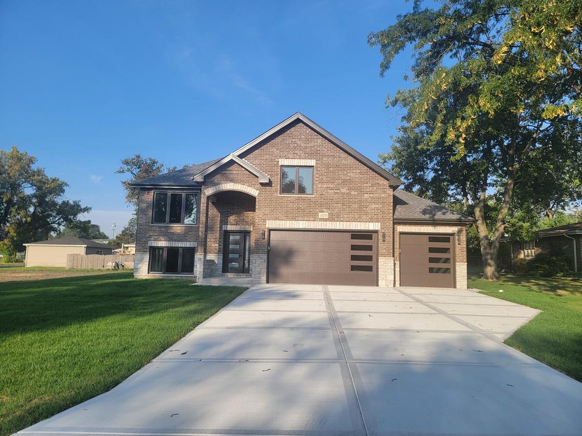 10230 S 83rd Ct., Palos Hills, IL 60465