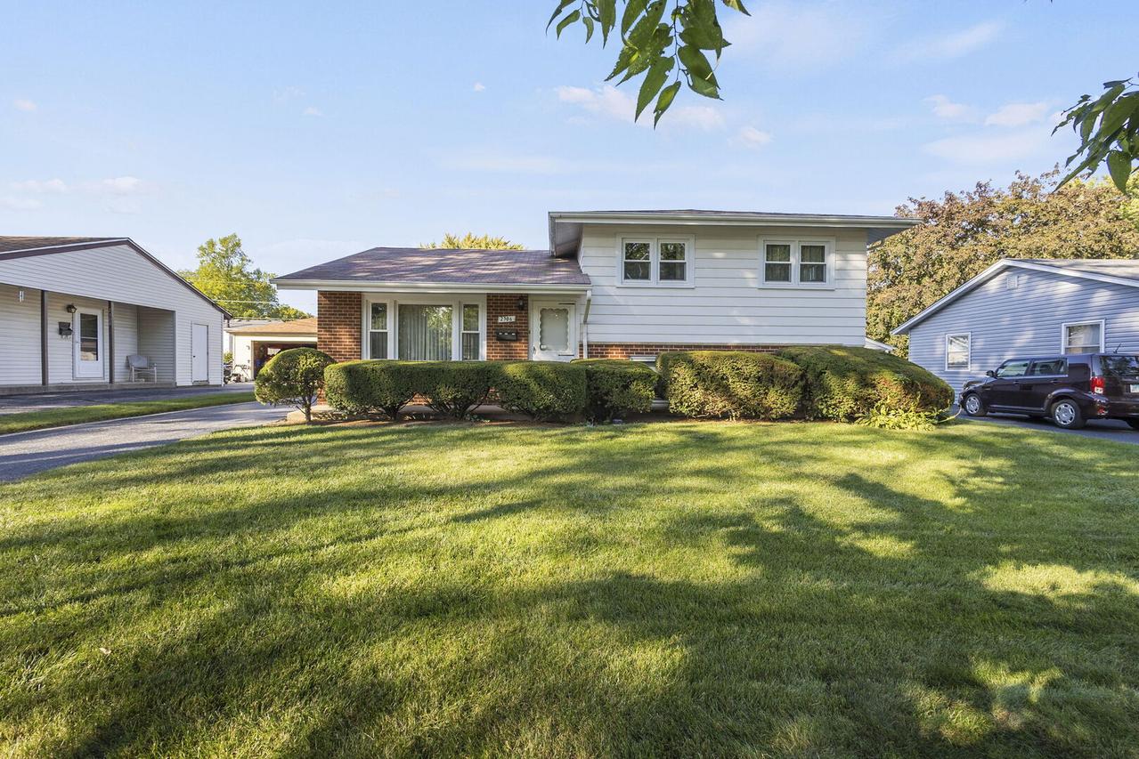 2306 Kingfisher Ln., Rolling Meadows, IL 60008