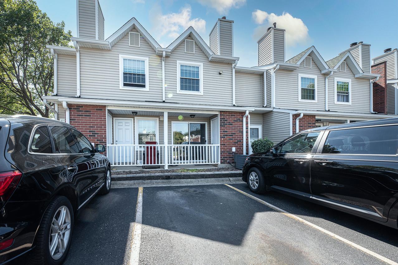 1277 Wyndham Ln. #107, Palatine, IL 60074
