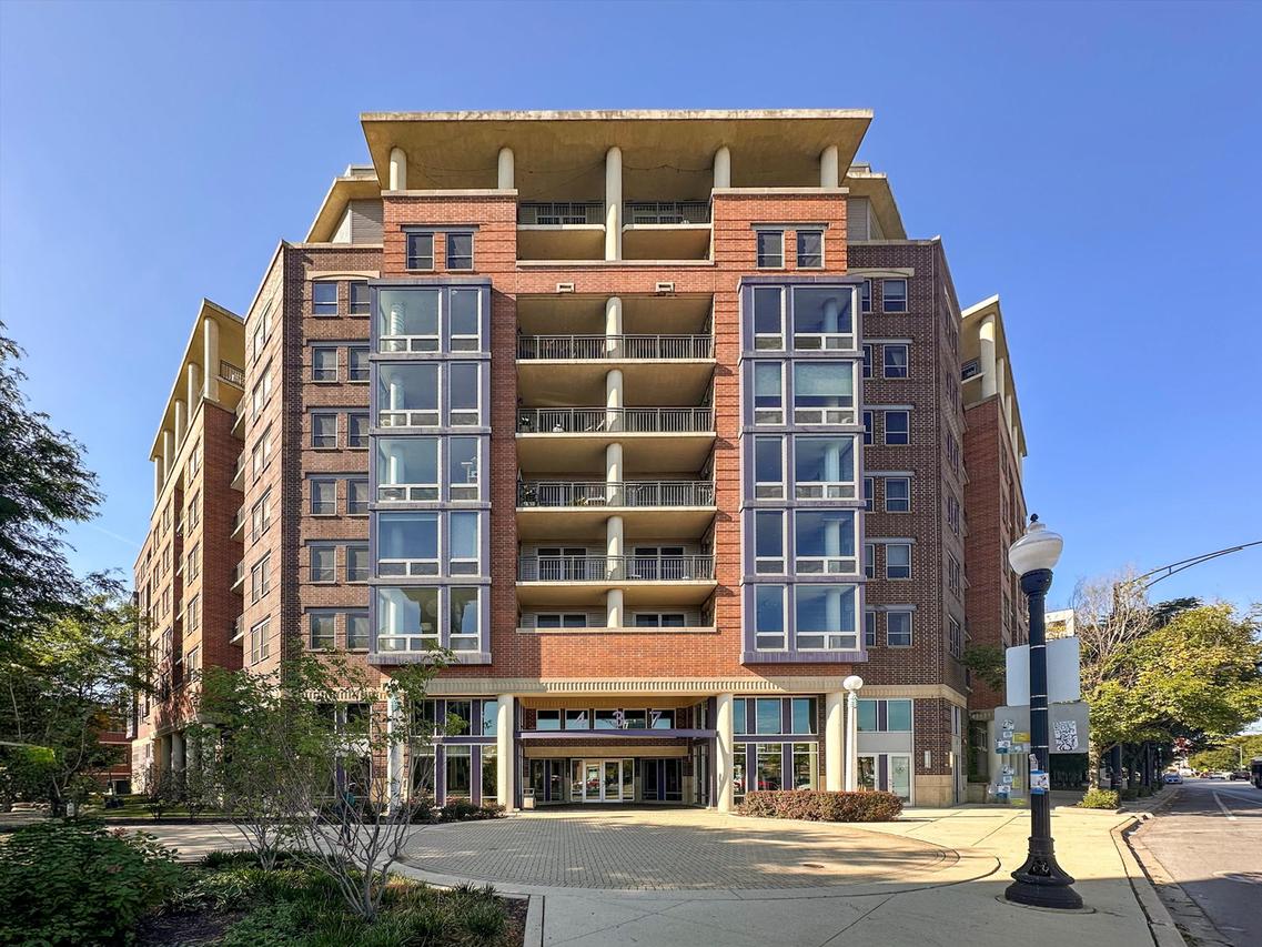 437 W Division St. #901, Chicago, IL 60610