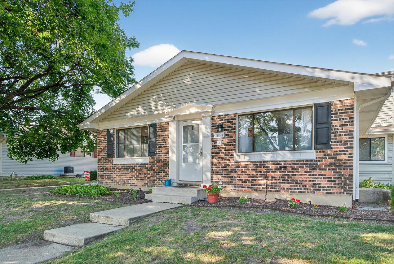 29W574 Winchester Cir. #1, Warrenville, IL 60555