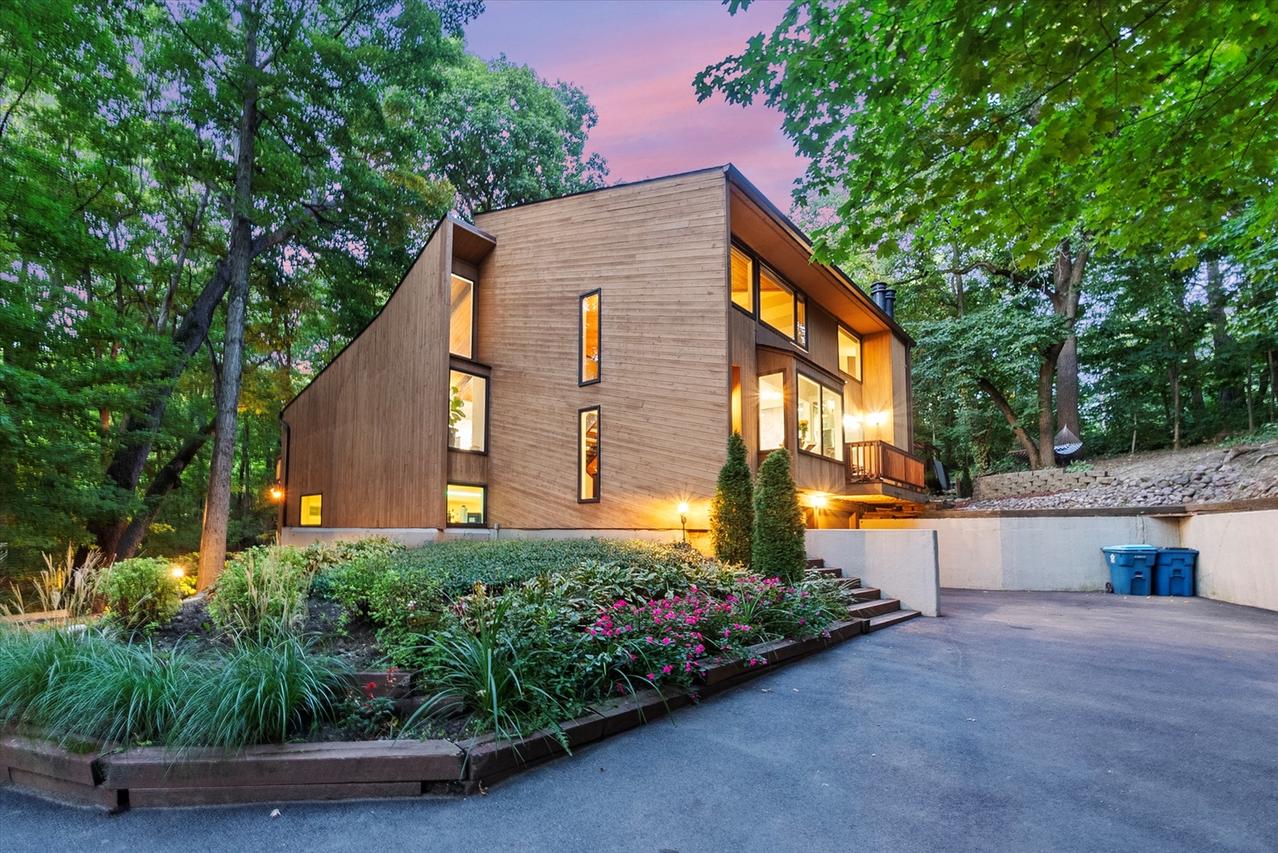 11905 S Lakewood Ave., Palos Park, IL 60464