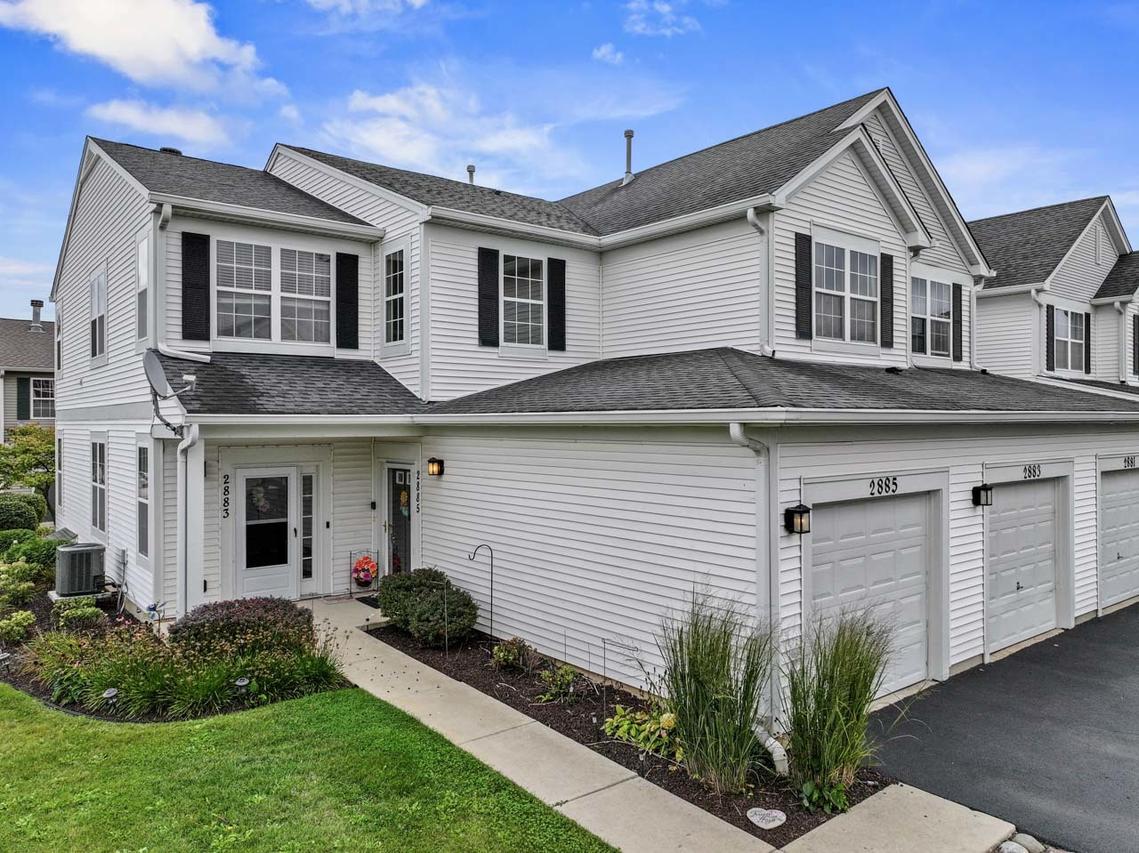 2885 Falling Waters Dr., Lindenhurst, IL 60046