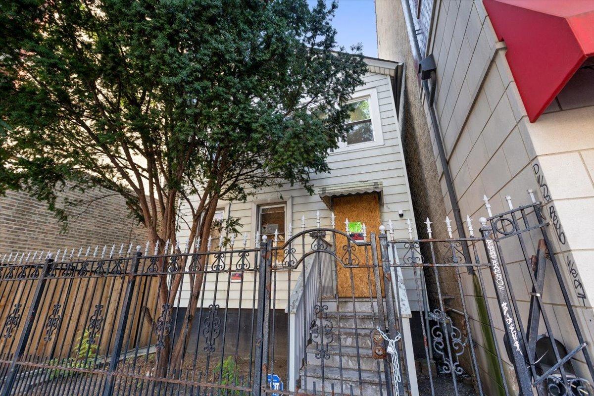 1921 W Chicago Ave., Chicago, IL 60622