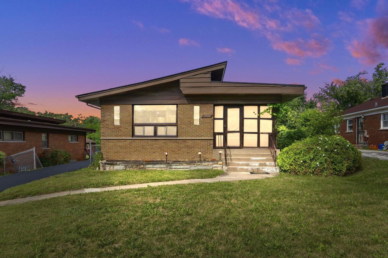 17220 Highland Ave., Hazel Crest, IL 60429