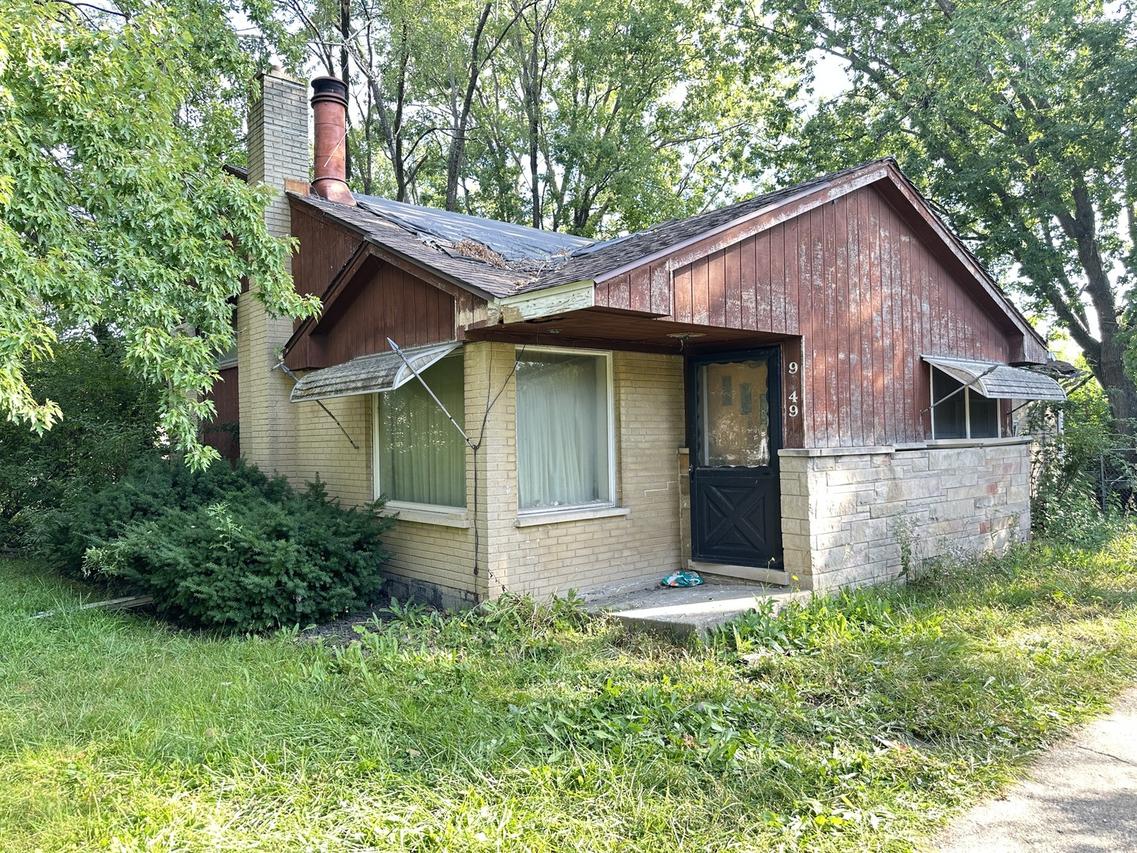9049 N Greenwood Ave., Niles, IL 60714