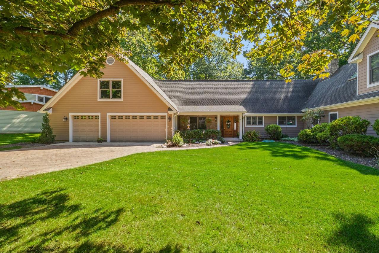 39 Wiltshire Dr., Lincolnshire, IL 60069