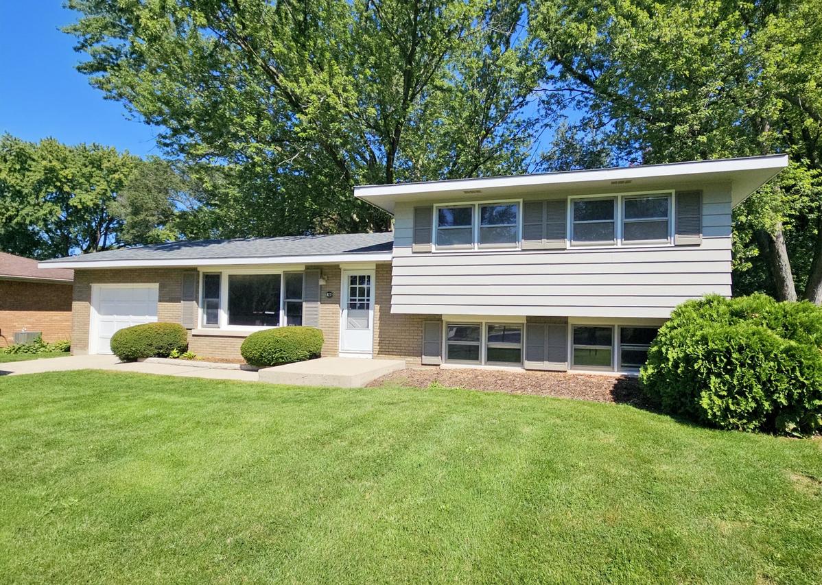 827 Balmoral Dr., East Dundee, IL 60118