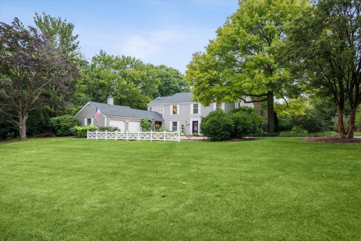 470 Pinewoods Dr., North Barrington, IL 60010