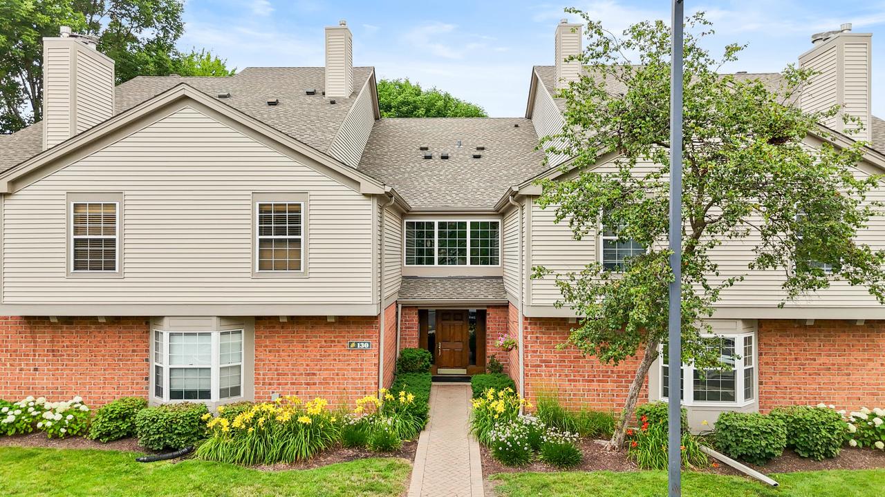 130 Crest Wood Ct. #1, Schaumburg, IL 60195
