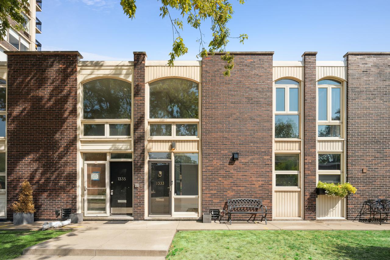 1333 N Sandburg Ter., Chicago, IL 60610