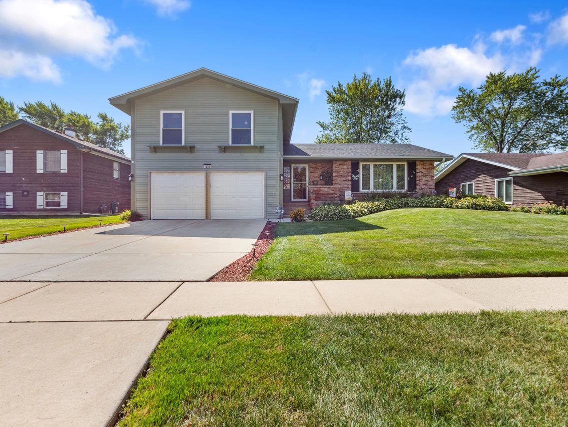1045 Nottingham Ln., Hoffman Estates, IL 60169