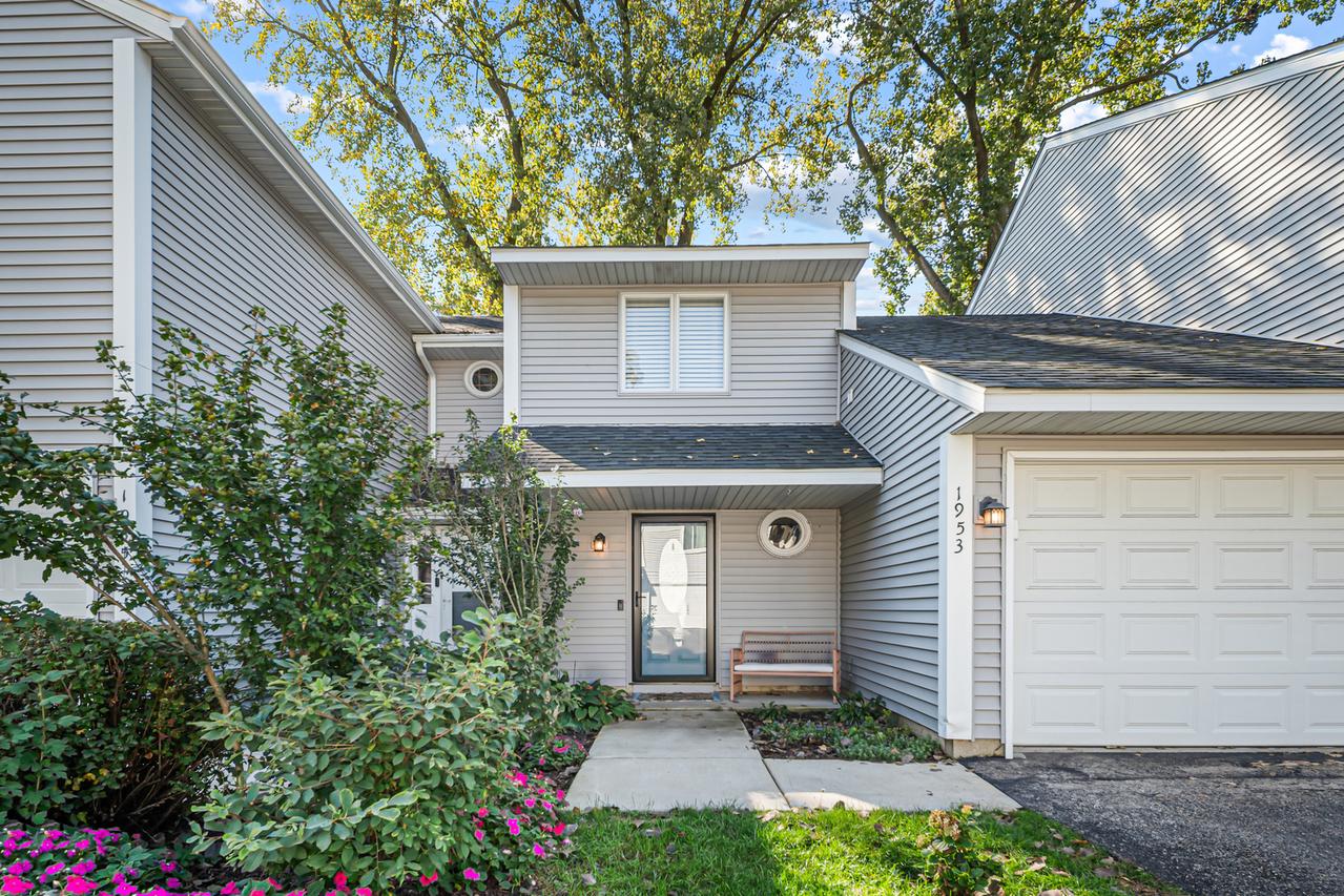 1953 Charles Ln., Aurora, IL 60505