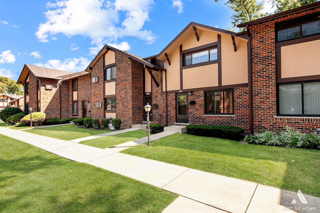 1S209 Stratford Ln., Villa Park, IL 60181