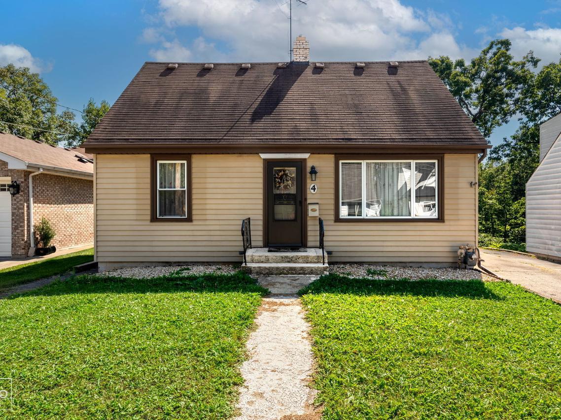 4 Ridge Rd., Lemont, IL 60439