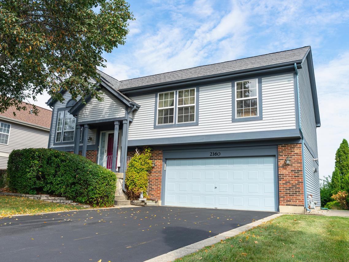 2160 Green Bridge Ln., Hanover Park, IL 60133