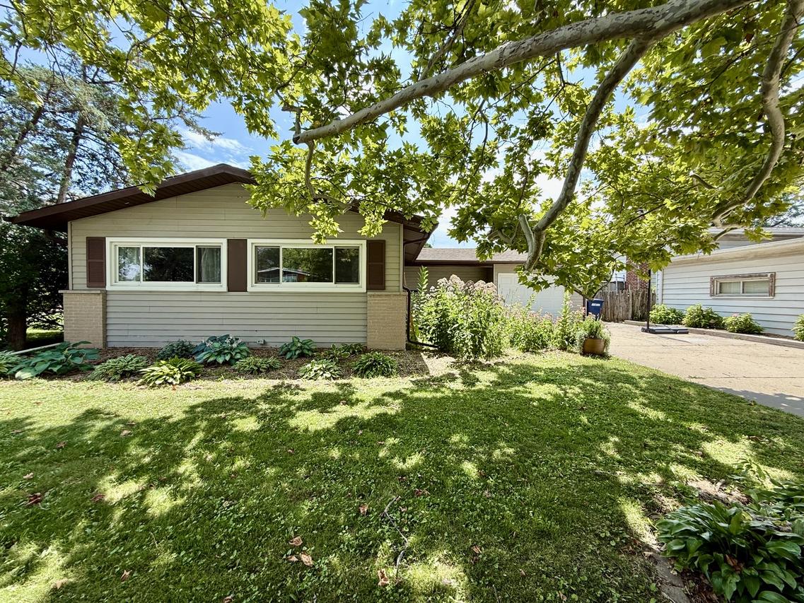 241 Diamond Head Dr., Des Plaines, IL 60018