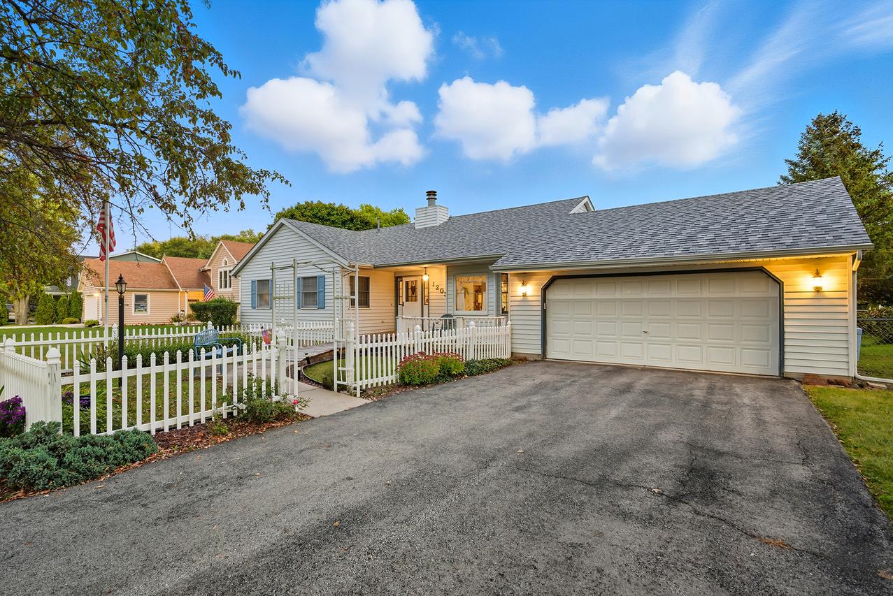 1203 Holiday Dr., Somonauk, IL 60552