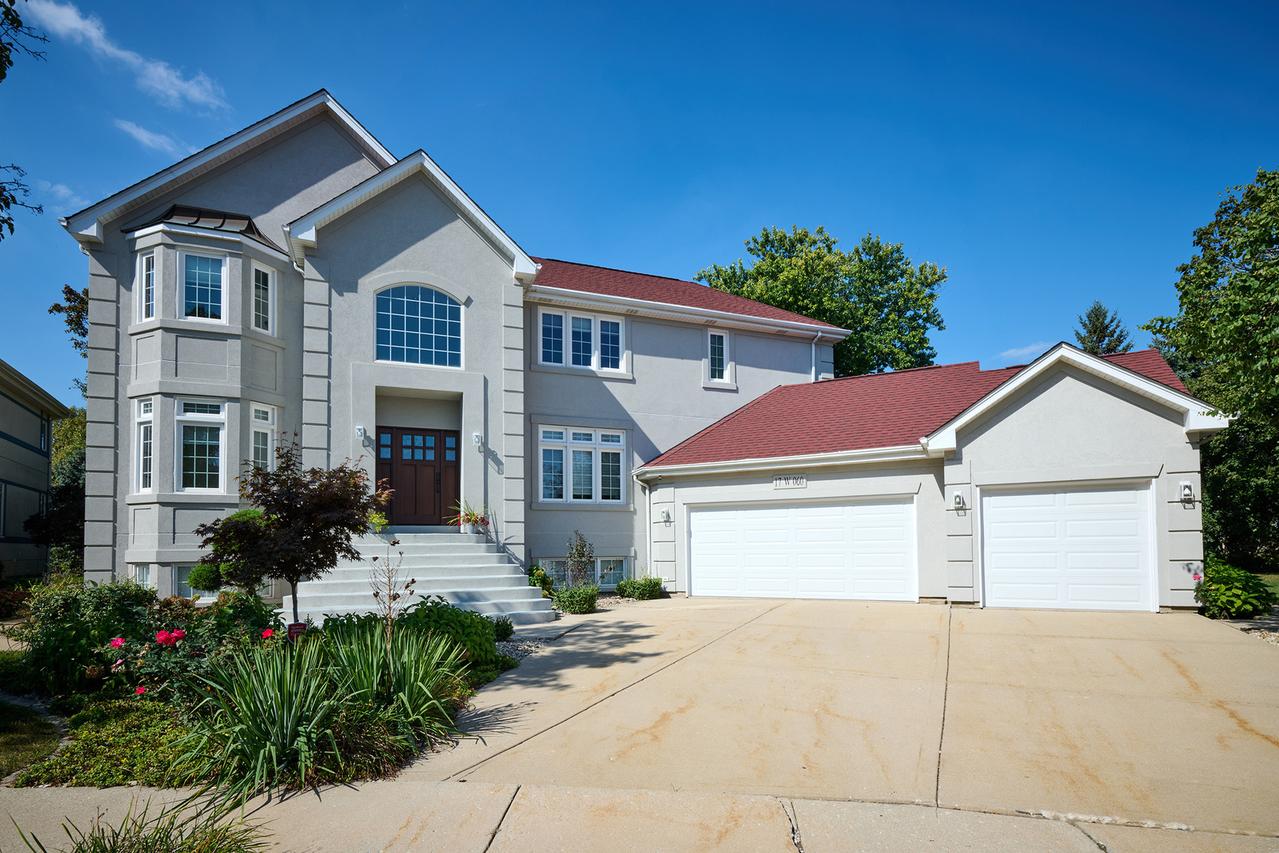 17W060 Burr Oak Ln., Willowbrook, IL 60527