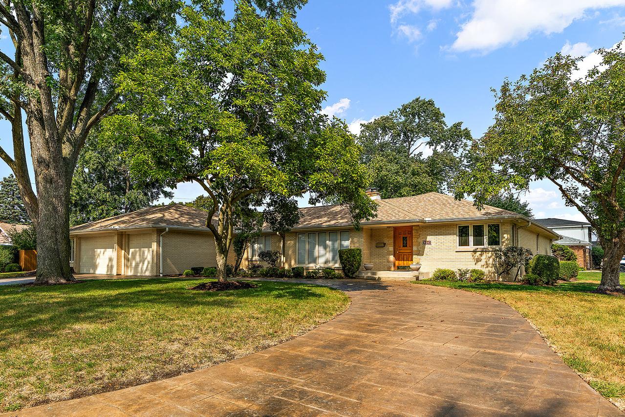 9542 Parkside Ave., Oak Lawn, IL 60453