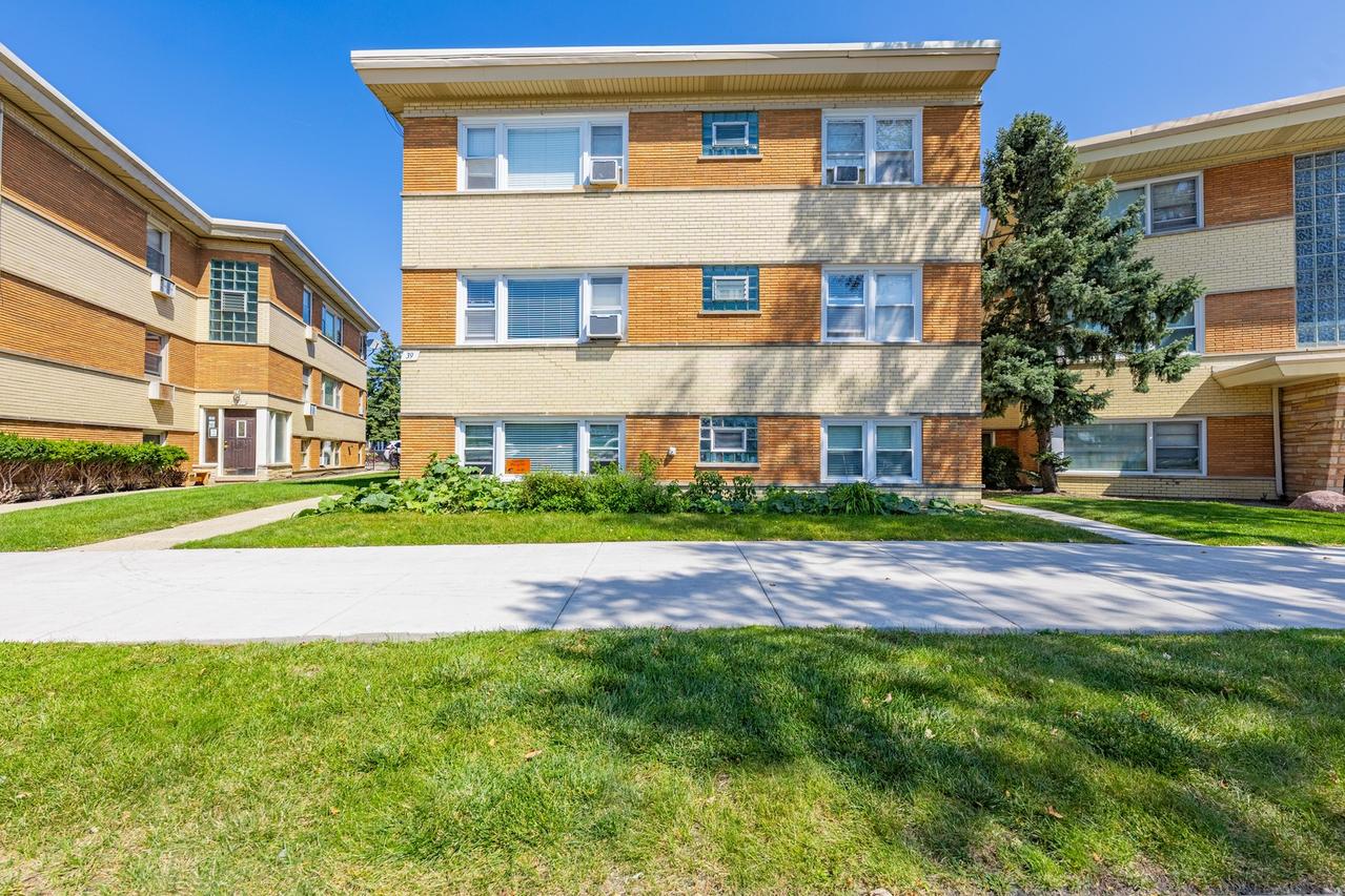 39 W Conti Pkwy. #1S, Elmwood Park, IL 60707