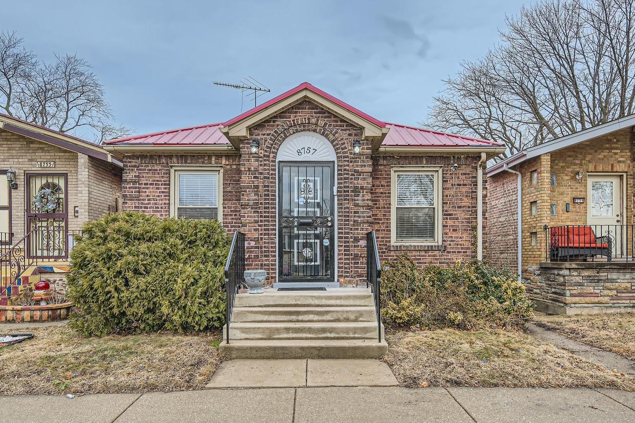 8757 S Paxton Ave., Chicago, IL 60617