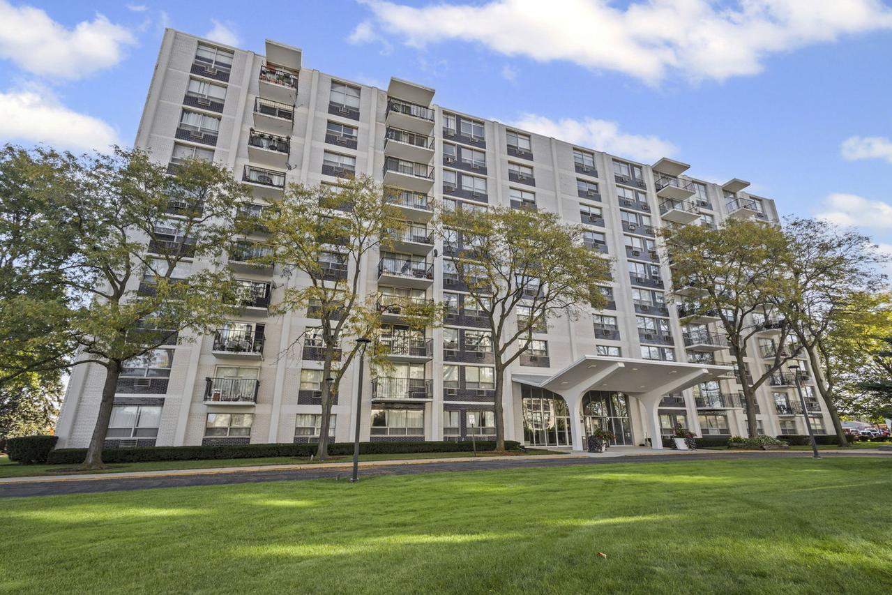 9001 Golf Rd. #5B, Des Plaines, IL 60016
