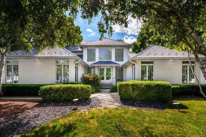 2255 Palmer Cir., Naperville, IL 60564
