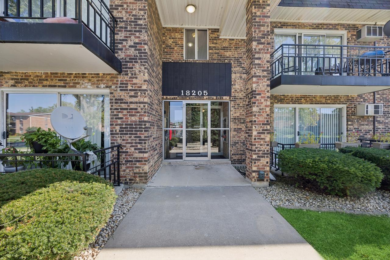 18205 Hart Dr. #6A, Homewood, IL 60430