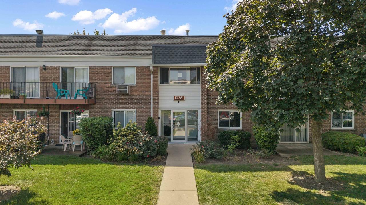 10381 Dearlove Rd. #2A, Glenview, IL 60025