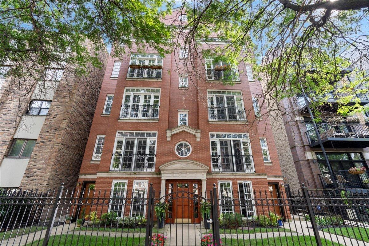 637 W Wrightwood Ave. #4W, Chicago, IL 60614
