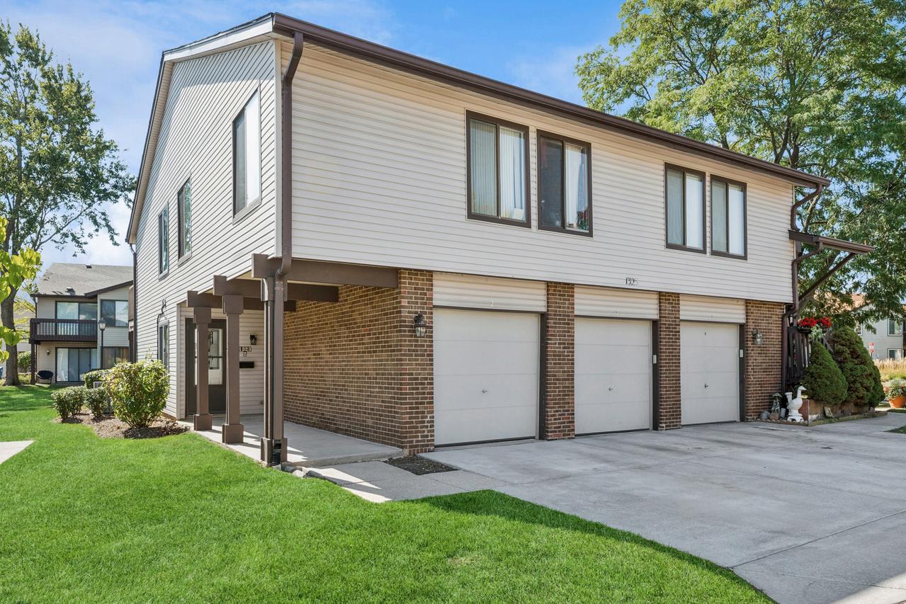 1323 Kingsbury Dr. #2, Hanover Park, IL 60133
