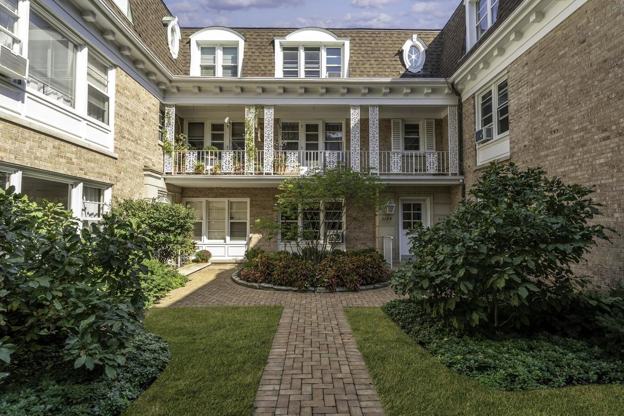2135 Central St. #3W, Evanston, IL 60201