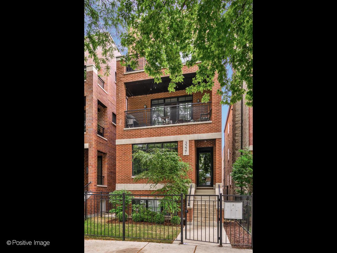 3227 N Racine Ave. #1, Chicago, IL 60657