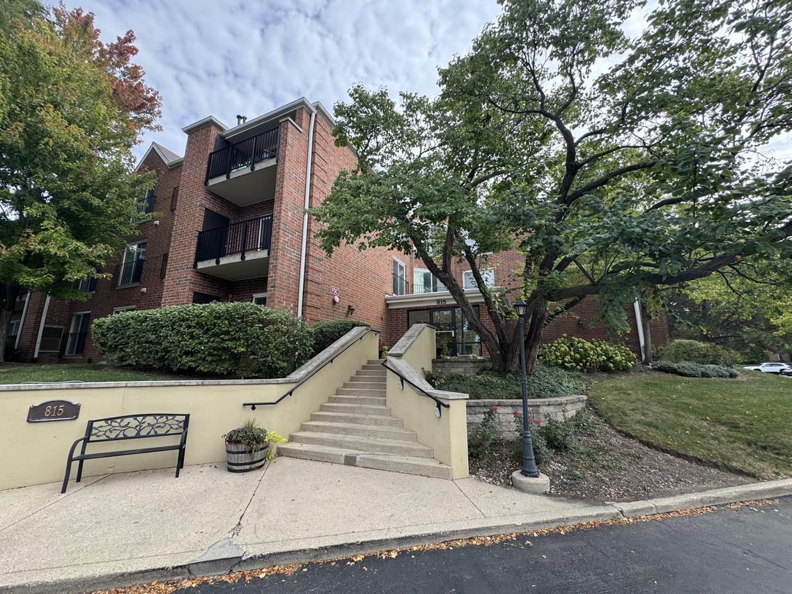 815 Leicester Rd. #211, Elk Grove Village, IL 60007