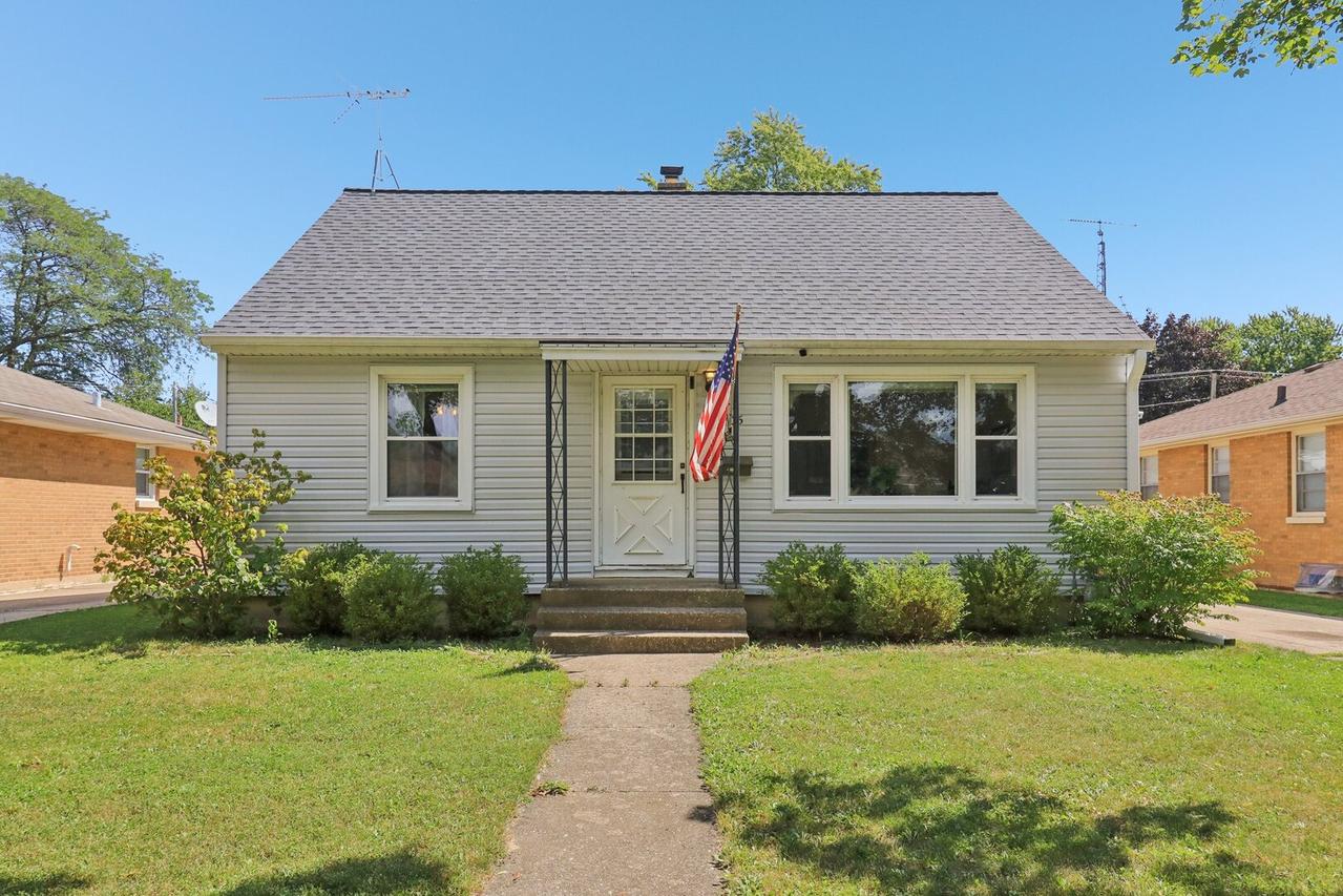 1905 Linden Ave., Waukegan, IL 60087