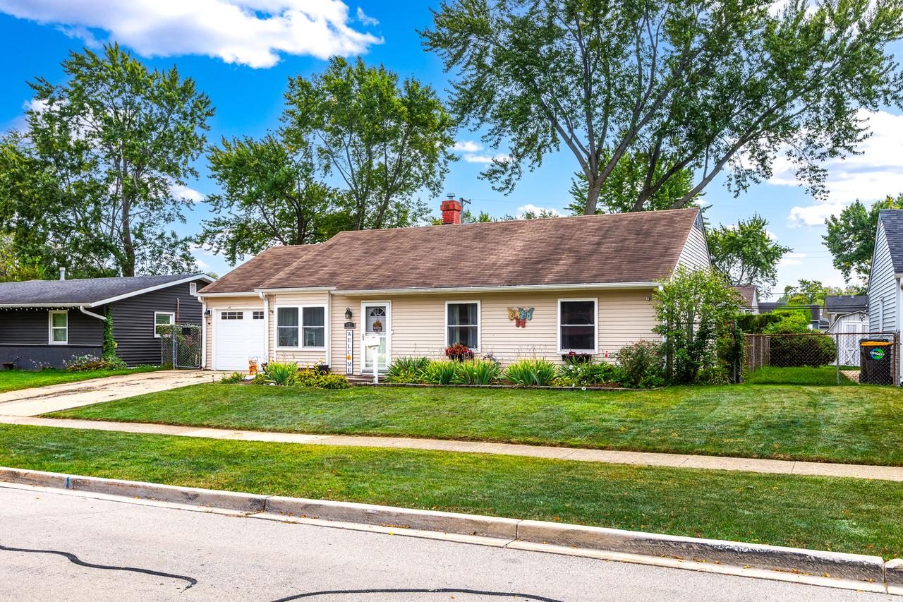 121 E Briarwood Dr., Streamwood, IL 60107