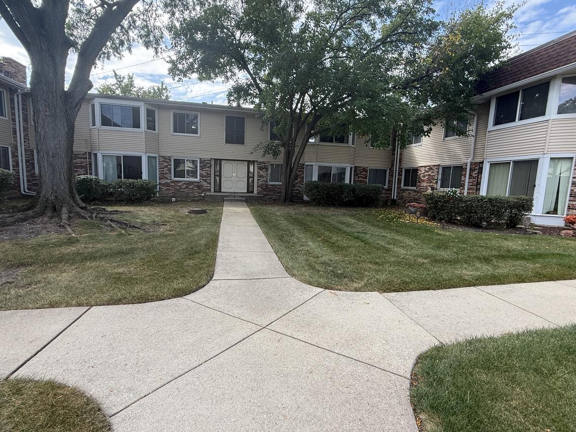 3108 Roberts Dr. #6, Woodridge, IL 60517