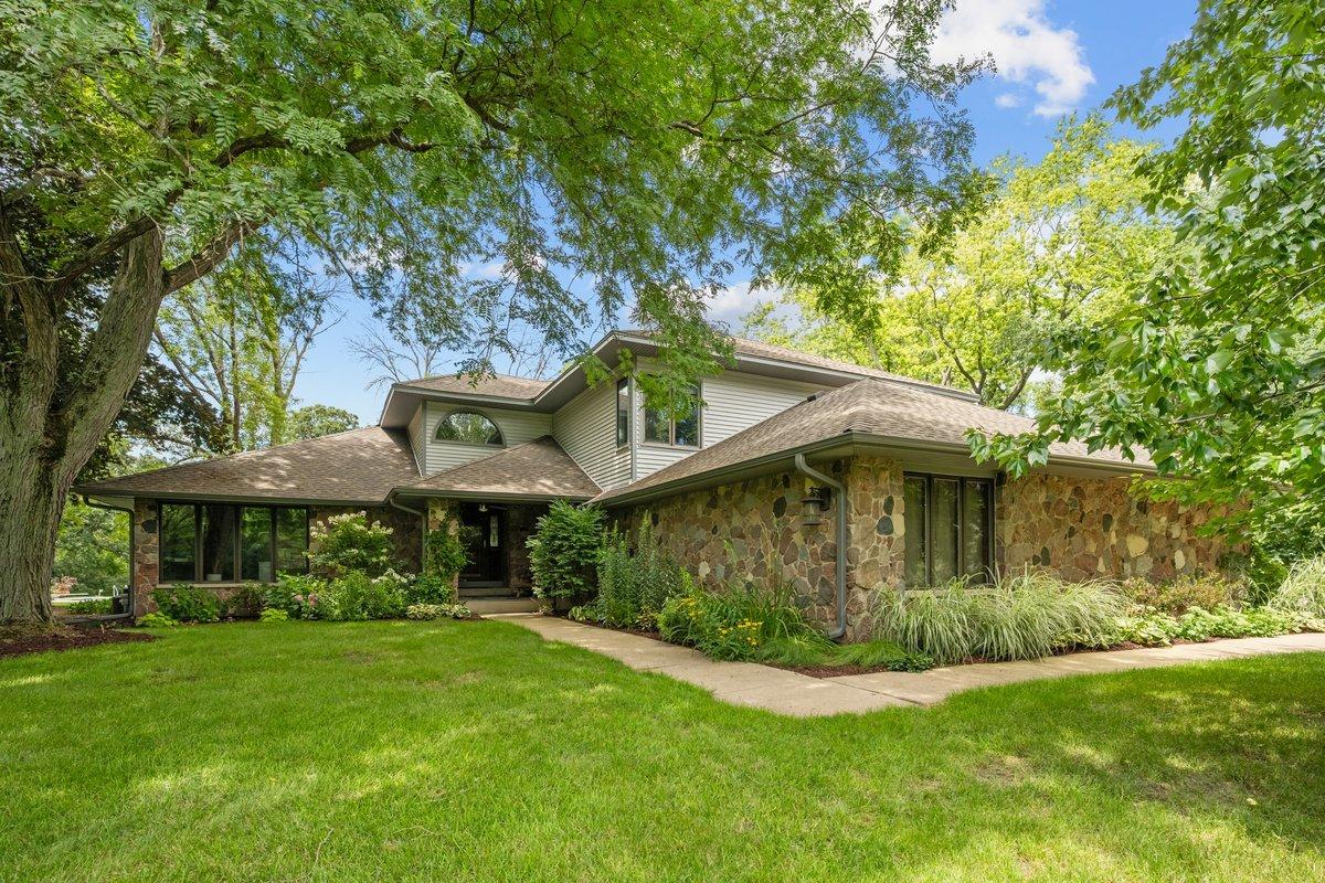 5328 Oak Grove Dr., Long Grove, IL 60047