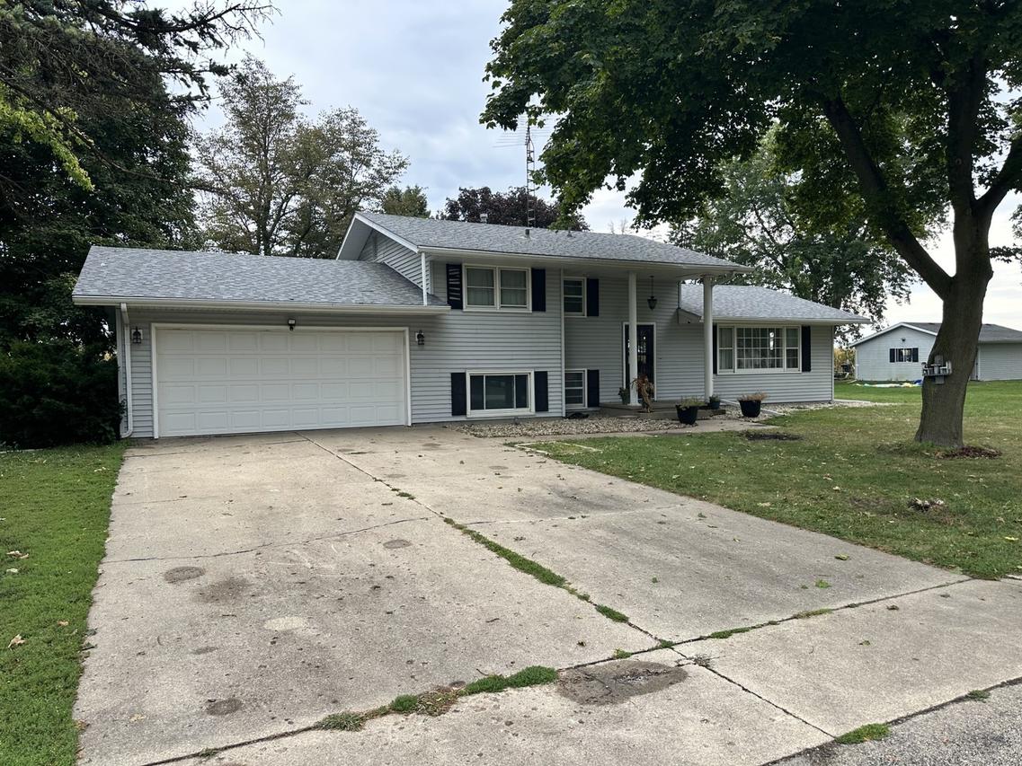 122 S 8th St., Standard, IL 61363