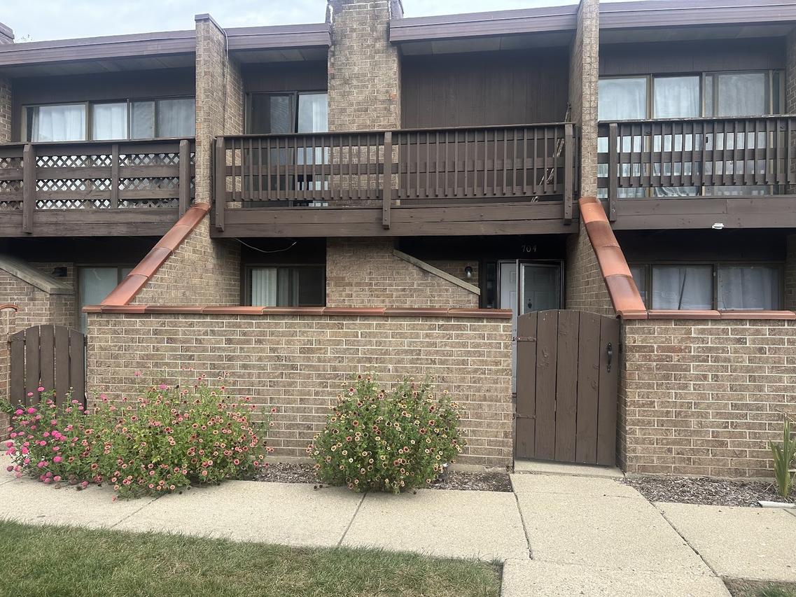 704 Kenneth Cir., Elgin, IL 60120