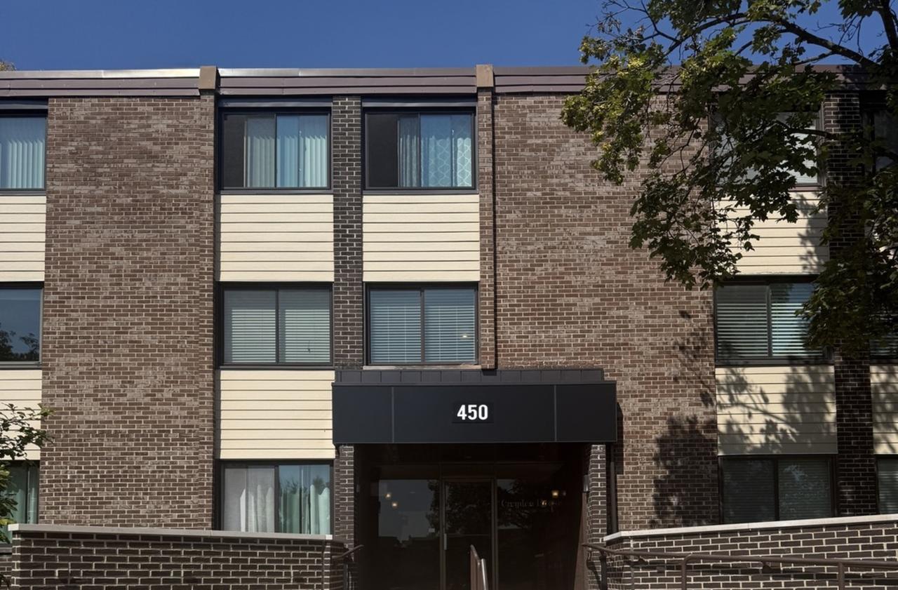 450 Raintree Ct. #2B, Glen Ellyn, IL 60137