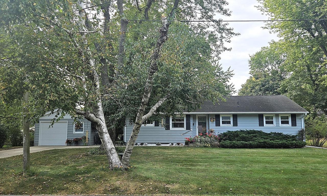 1124 Steinmann St., Dixon, IL 61021