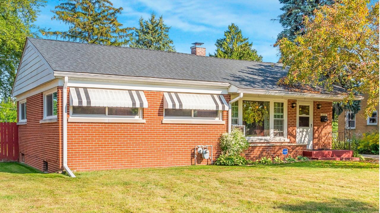 819 S Fulton Ave., Waukegan, IL 60085
