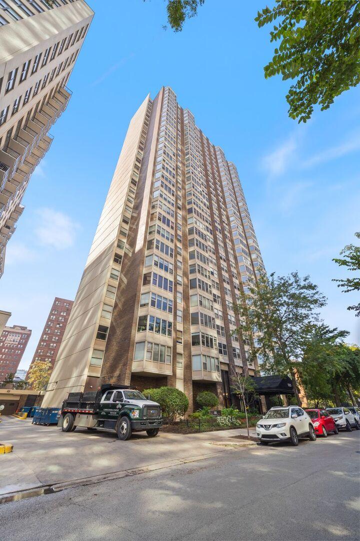 525 W Hawthorne Pl. #406, Chicago, IL 60657