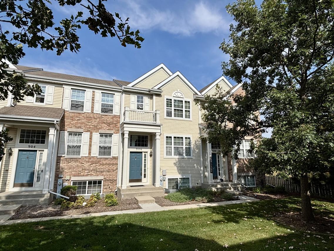 906 Clover Ln., Pingree Grove, IL 60140