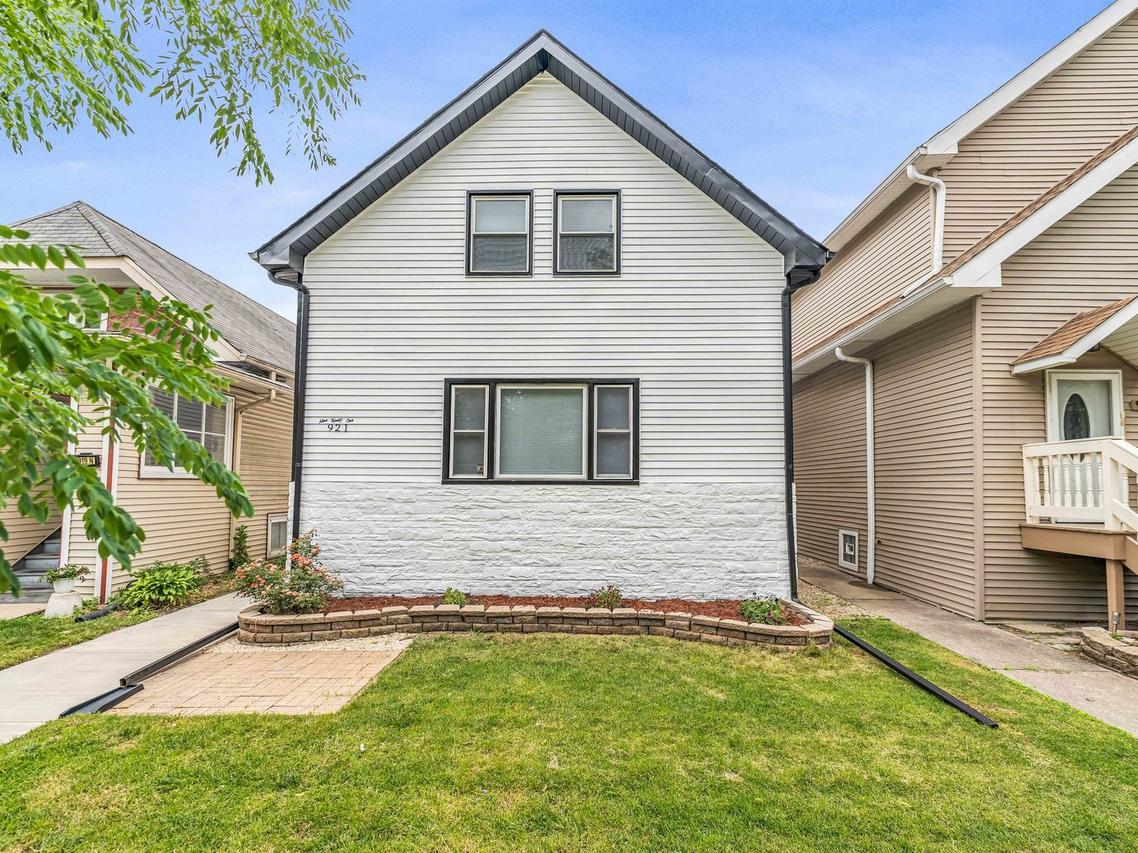 921 N Humphrey Ave., Oak Park, IL 60302