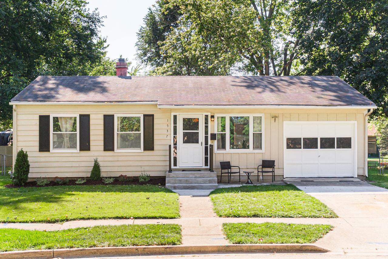 1537 Hulmes Dr., Dekalb, IL 60115
