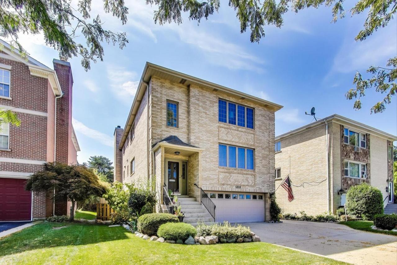 1209 E Davis St., Arlington Heights, IL 60005