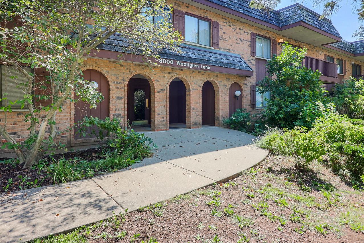 8000 Woodglen Ln. #101, Downers Grove, IL 60516